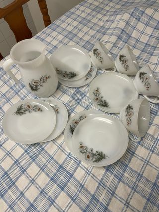 Juego té - 6 tazas y platos y jarra