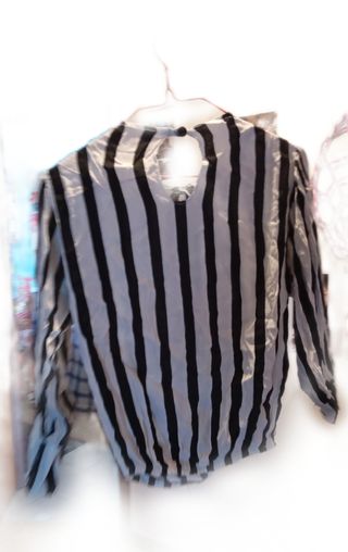 Maglia a righe bianche e nere + Jeans bianchi