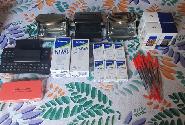 Material oficina: Grapadoras, perforadoras y más