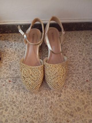 Sandalias Virucci doradas