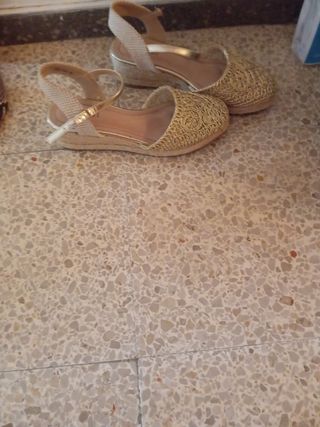 Sandalias Virucci doradas