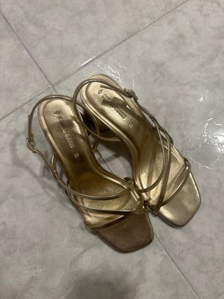 Sandalias Stradivarius doradas 39