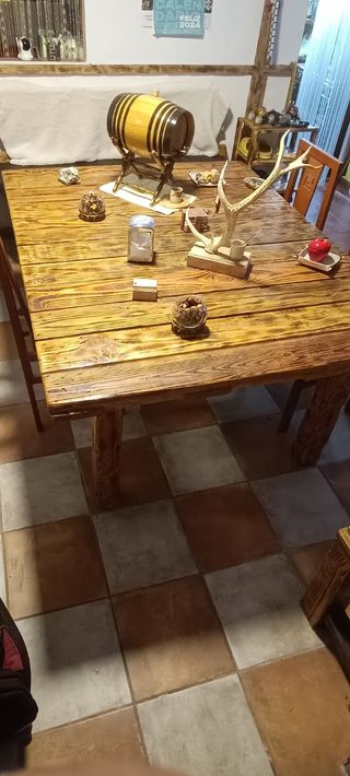Mesa rústica de madera