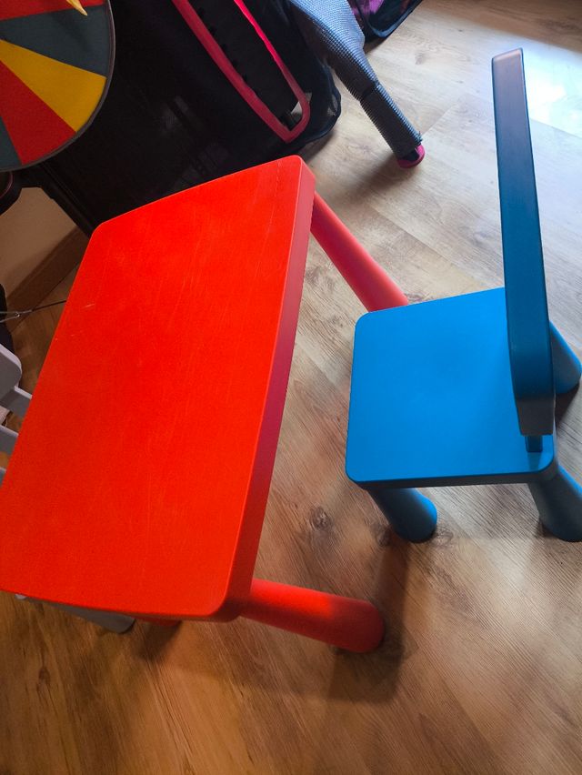 Mesa infantil IKEA + 2 sillas