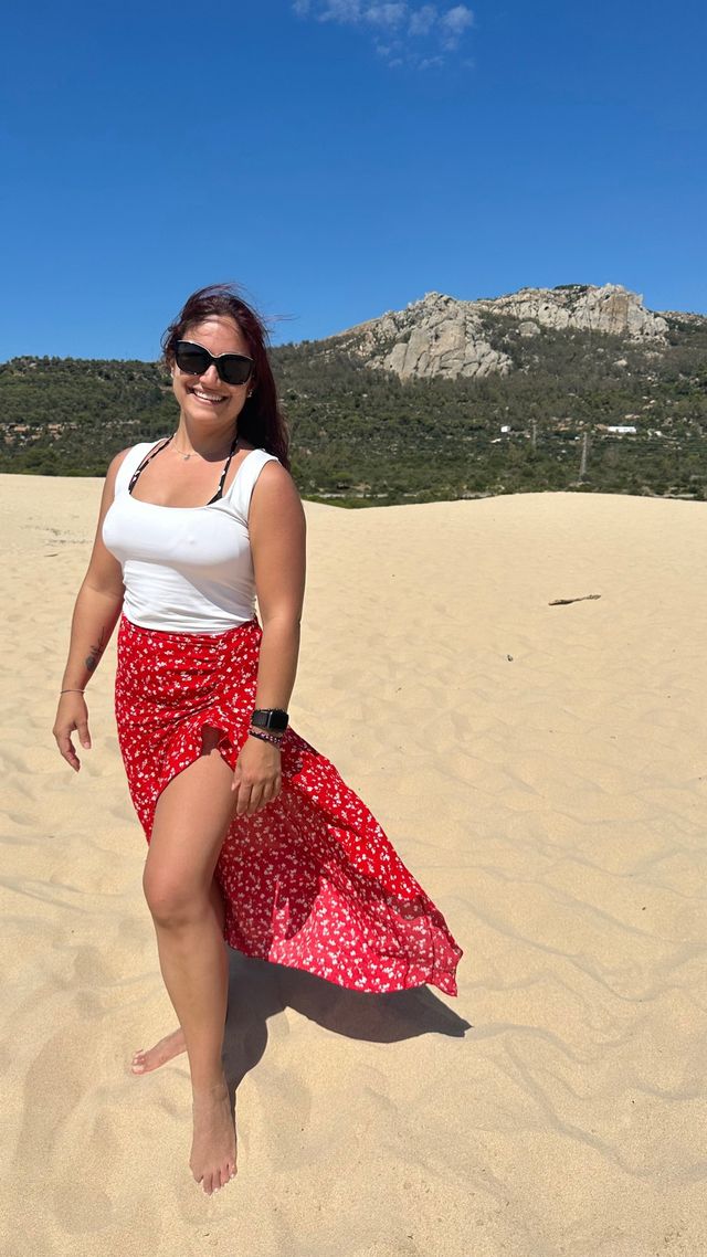 Falda roja asimétrica