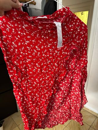 Falda roja asimétrica