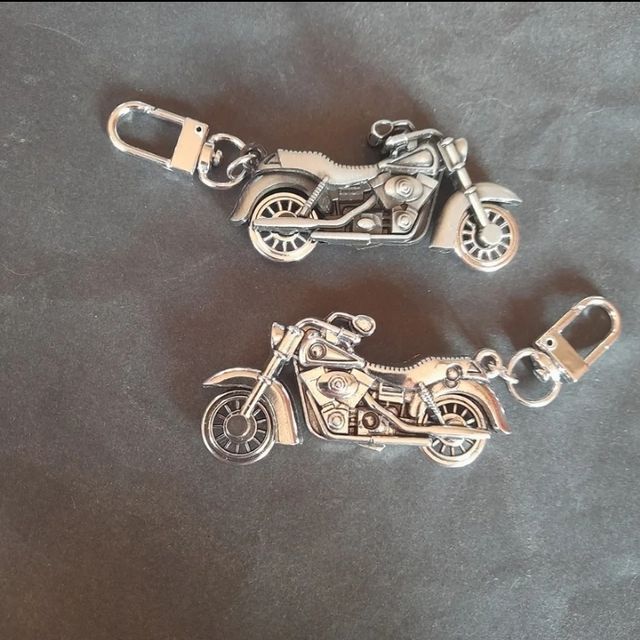 Llaveros moto custom con enganche arpón