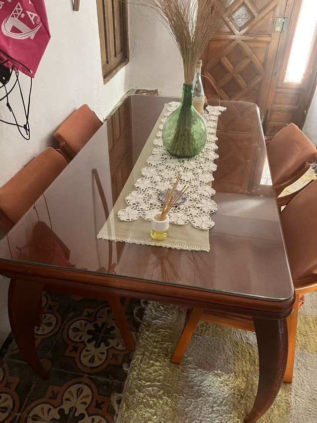 Mesa comedor madera, con cristal  y 4 sillas
