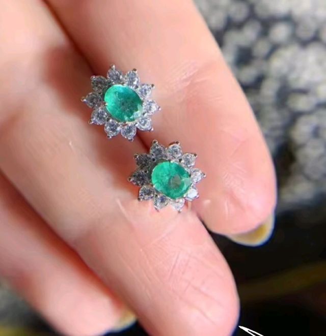 Pendientes esmeralda chapado en oro blanco y rodio