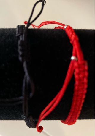 Pulseras tejidas corazón huayruro y 
plata 950 
