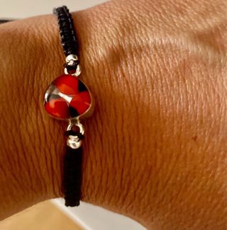 Pulseras tejidas corazón huayruro y 
plata 950 
