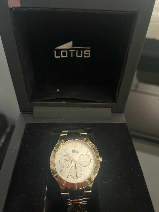 Reloj Lotus dorado