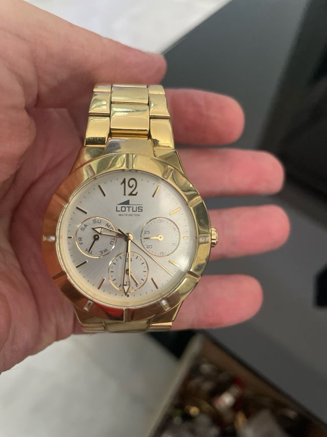 Reloj Lotus dorado