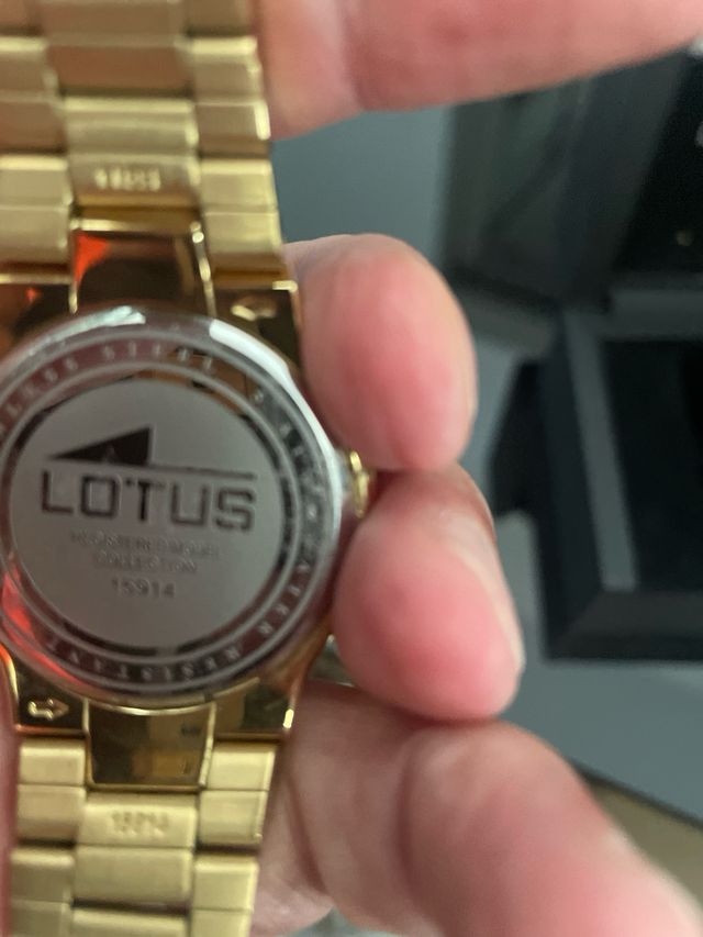 Reloj Lotus dorado