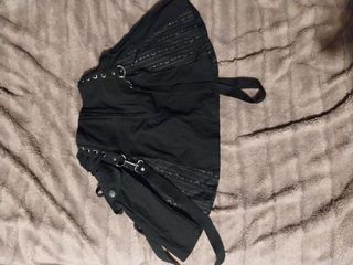 Falda negra gótica.