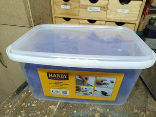 Dos cajas de separadores de baldosas.