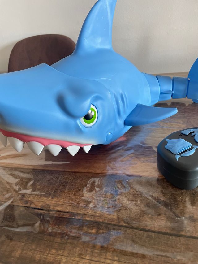 Squalo telecomandato blu