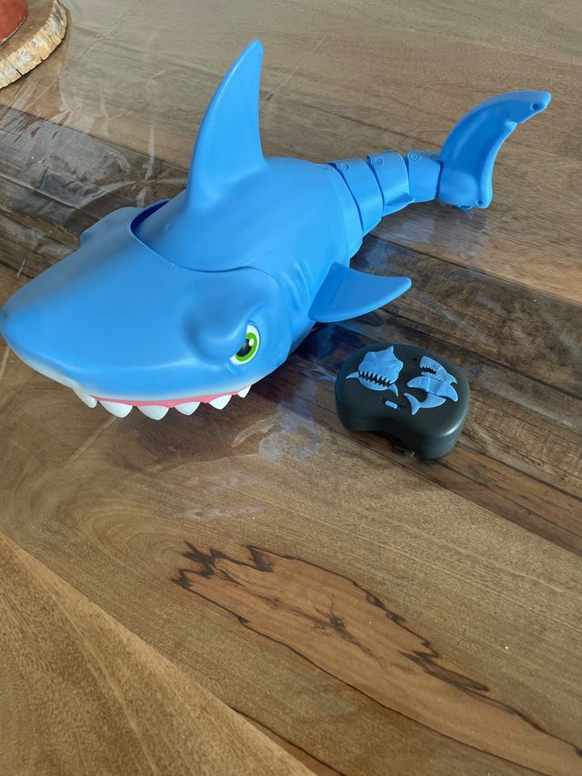 Squalo telecomandato blu