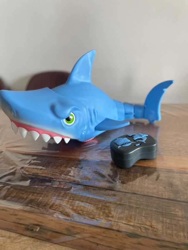 Squalo telecomandato blu