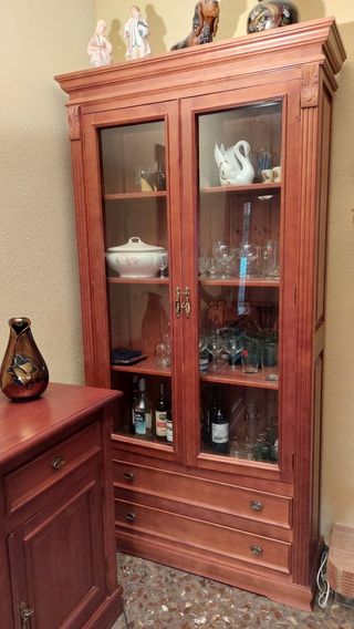 Aparador y vitrina a juego, de madera maciza 