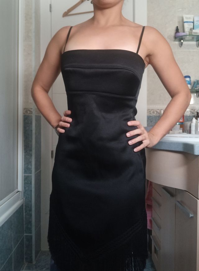 Vestido negro flecos
