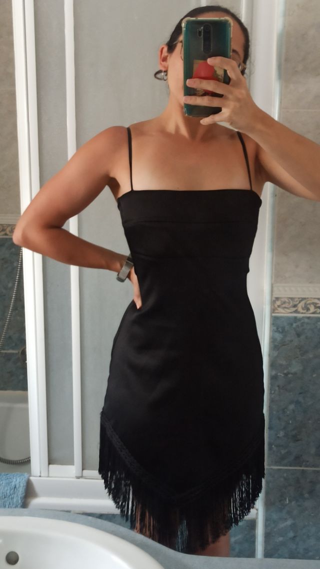 Vestido negro flecos