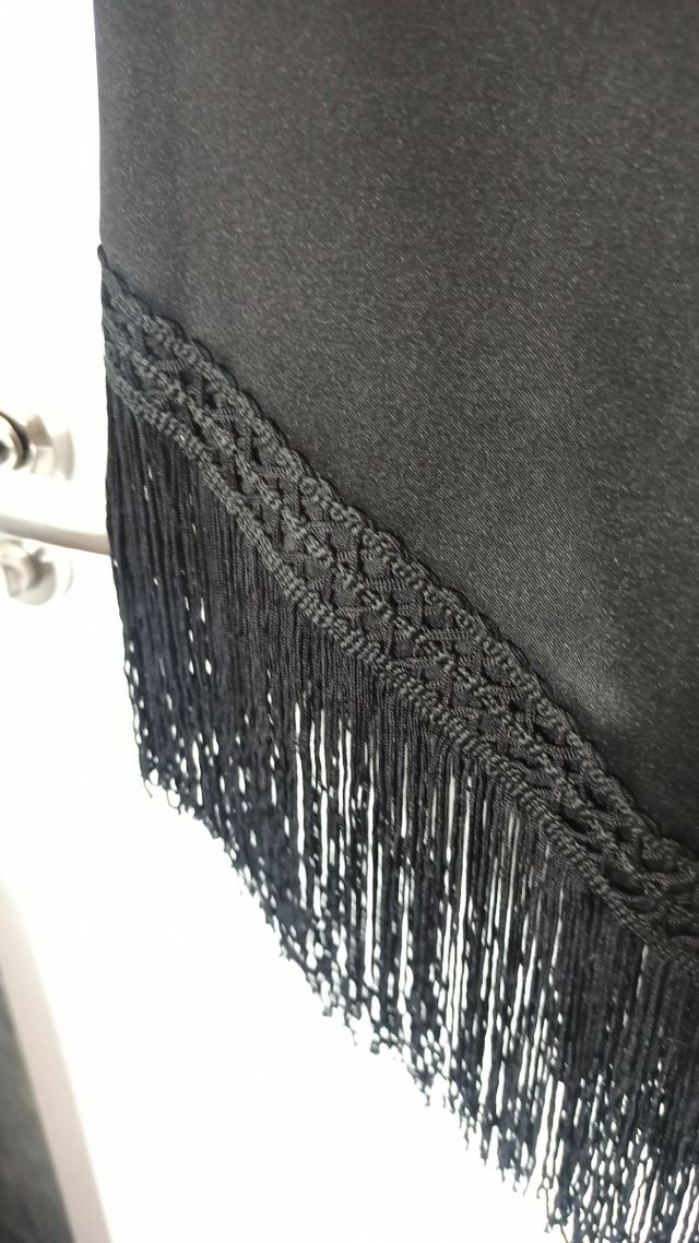 Vestido negro flecos