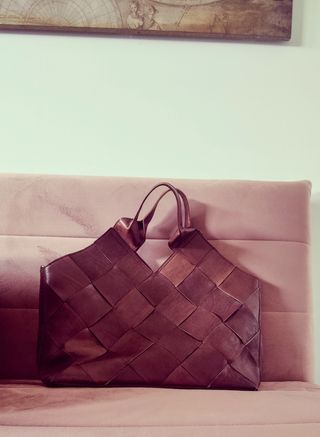 Bolso de piel marrón trenzado. 