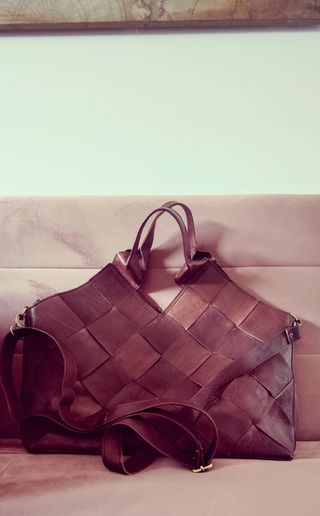 Bolso de piel marrón trenzado. 