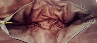 Bolso de piel marrón trenzado. 