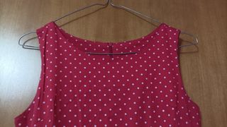 Vestito rosso a pois bianco