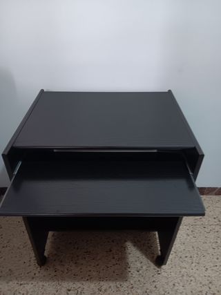 Mesa de ordenador con extensible teclado