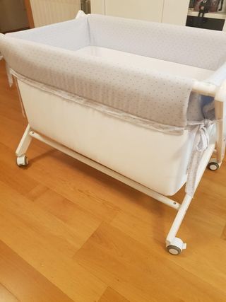 Minicuna con ruedas