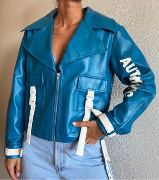 Cazadora efecto piel azul
