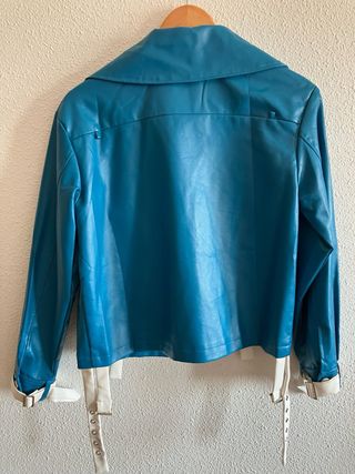 Cazadora efecto piel azul