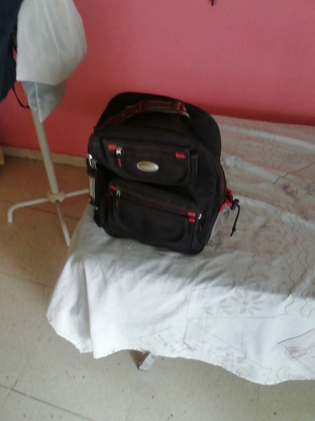 Mochila negra y roja