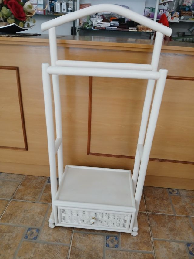 Perchero blanco mimbre-madera