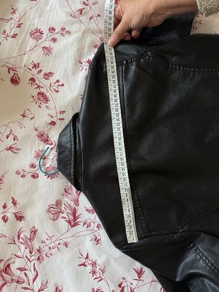 Cazadora negra cuero sintético