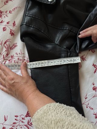 Cazadora negra cuero sintético