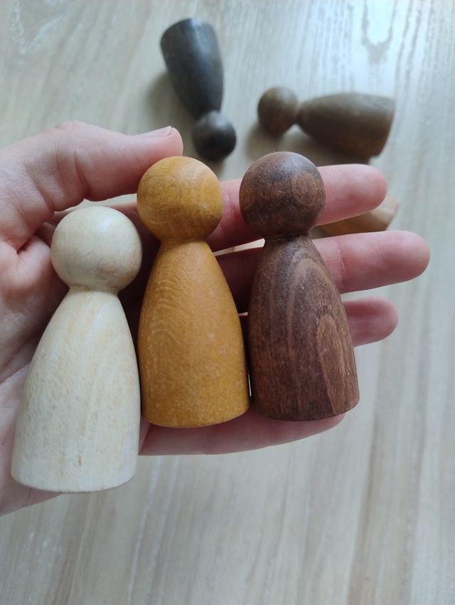 7 muñecos madera Montessori - Colores de la piel