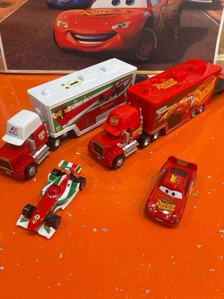 camiones y coches de la película Cars