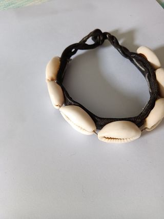 Pulsera étnica con conchas