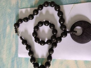 Collar y pulsera negros