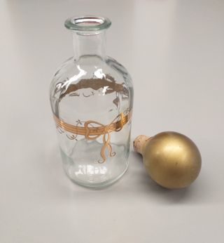 Bottiglia con ciotola decorata