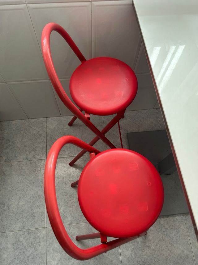 Mesa alta + 2 taburetes rojos