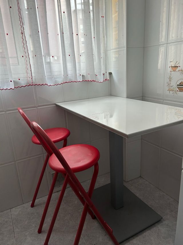 Mesa alta + 2 taburetes rojos