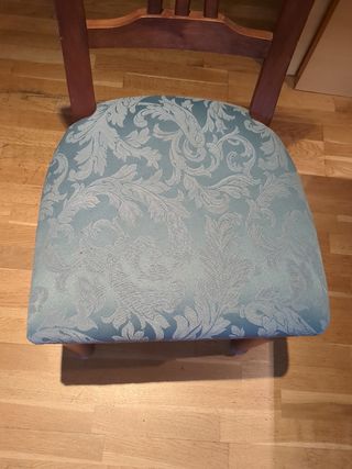 Silla de madera pino teñida tapizada. 