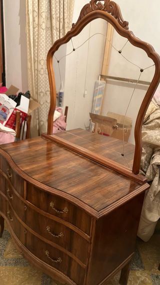 Cómoda antigua de madera con espejo