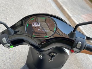 Moto eléctrica Horwin EK1 blanca
