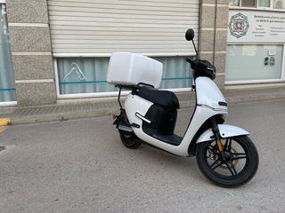 Moto eléctrica Horwin EK1 blanca
